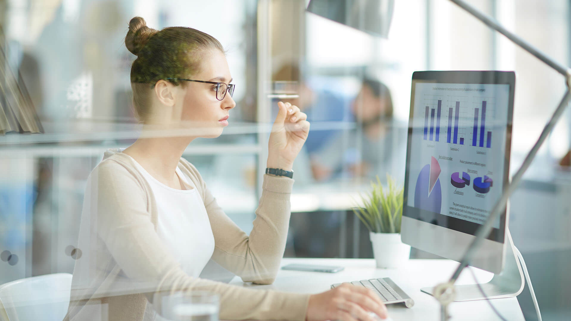 Studienalltag im dualen Studium Data Science: Eine junge Frau sitzt am Computer und führt eine Datenanalyse durch