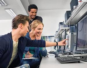Studierende im Labor