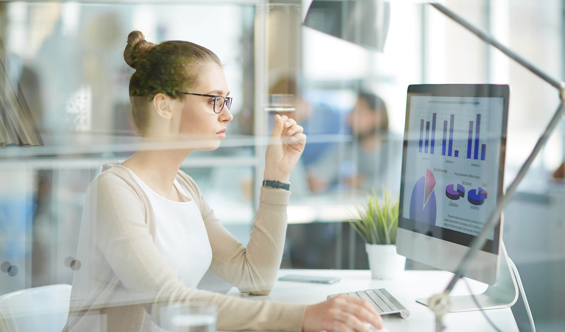 Studienalltag im dualen Studium Data Science: Eine junge Frau sitzt am Computer und führt eine Datenanalyse durch