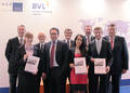 Vorne: Maren Drauschke (Fiege), Dr. Stefan Kurrle (Fiege), Sara Moubarak (Streck), Johannes Drüge (Hellmann); hinten: Prof. Bayer, Prof. Trump (beide Duale Hochschule Lörrach), Manfred Haas (Streck), Prof. Schwolgin (Duale Hochschule Lörrach), Karl Eng